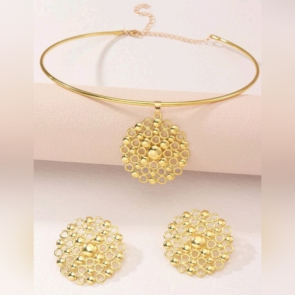Set of Gold tone Hollow Out Round Charm beaded pendant Necklace &‎ Stud Earrings - Picture 2 of 4